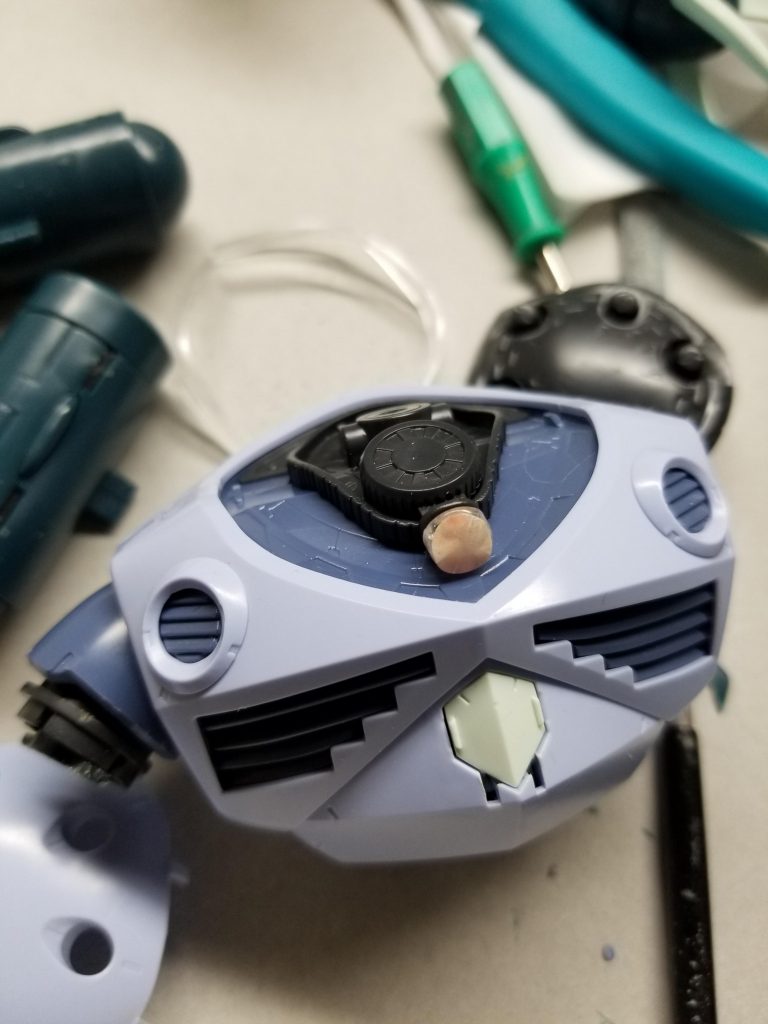 モノアイはキットに着いていたシールを貼っていましたが長年の劣化でピンクとはほど遠い色に…
モノアイはジオン機の象徴なので少し変えましょう。