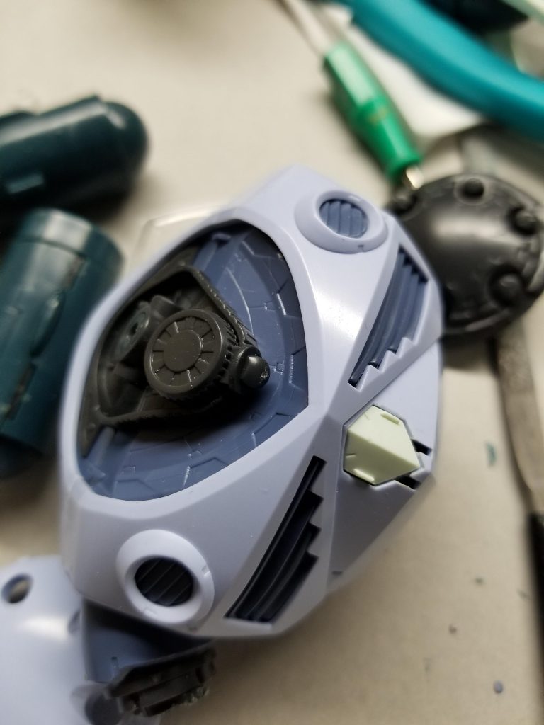 まずはシールを剥がして透明なモノアイ部分も取ってしまいます。取ったパーツはしっかりと箱に仕舞います(なにかに使えるかもしれませんからね)