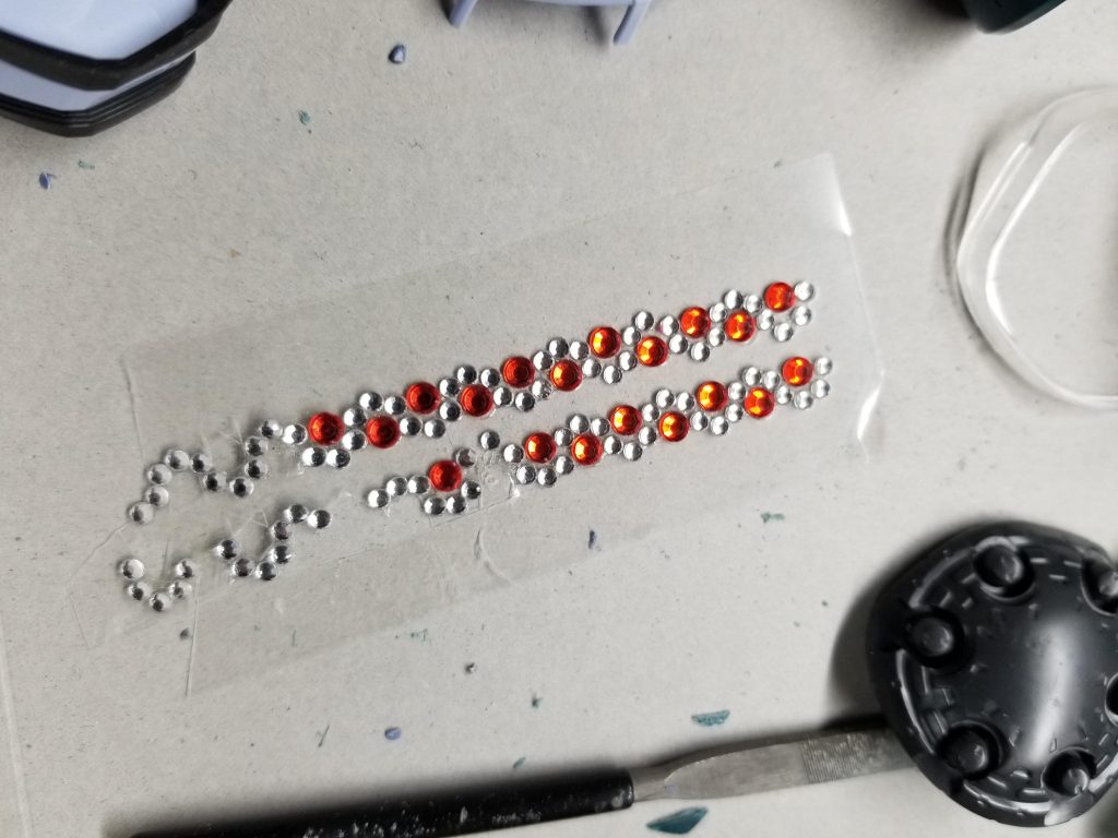 私がモノアイで重宝してるのがこの《キラキララインシール》と言うやつです。(名前はうろ覚え)100均で買いました。元々は携帯を装飾するためのものでしたが光の加減でよく光ってくれるので良いものですよ。