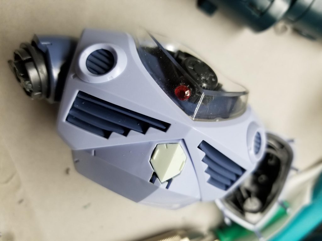 裏がシールなので基本的に加工なしで貼り付けられます。着け辛い時はヤスリで接地面を平らにしてやればいいです。