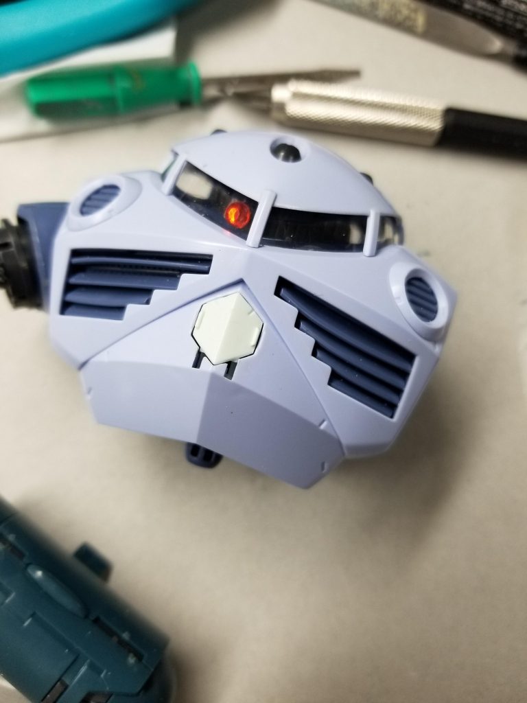 前回は壊すと言っておきながらモノアイを変えるだけと言う事で終わりましたが今回は少し壊していきます。