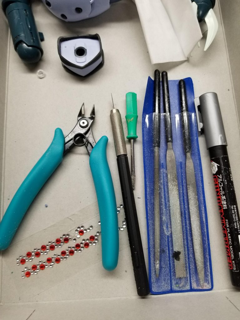 使うのは主に鉄ヤスリとニッパー。気分でデザインナイフを使いますが対して大きな傷をつけられないので前者の二つが主に使います。この世にはホットナイフと言う素敵アイテムもありますが私は持っていませんしほとんどの人は持ってないと思っています（筆者の偏見）。なので道具はこれだけです。