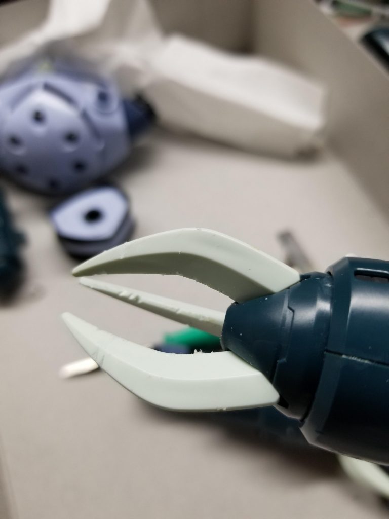 つづいては爪です。爪はよく使うので適当に鉄ヤスリの角を使って大胆に削っていきましょう。