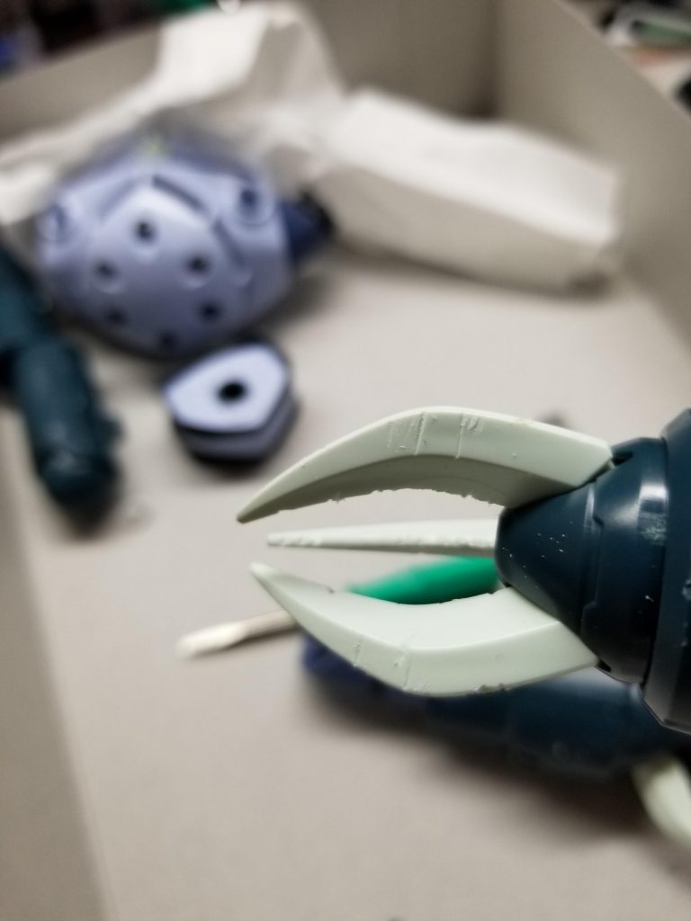 《この傷の出来方はおかしい》なんて考えてたらいつまで経っても削れないので筆者は考えないことにしました。パッと見てカッコいいならばそれで良いじゃないですか。私は何も考えずに削っています（上手く傷を作れないだけ）。