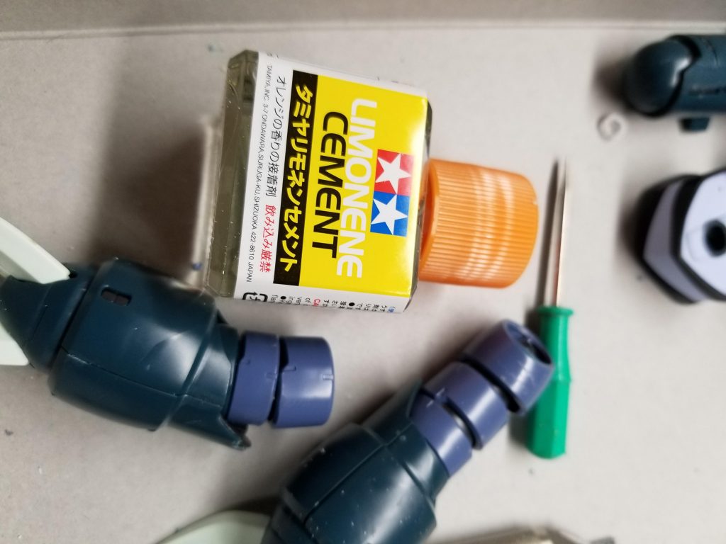 筆者はこれが好きです。接着剤の臭いが苦手なのですがこれならいい香りがしますししっかりとくっついてくれます。