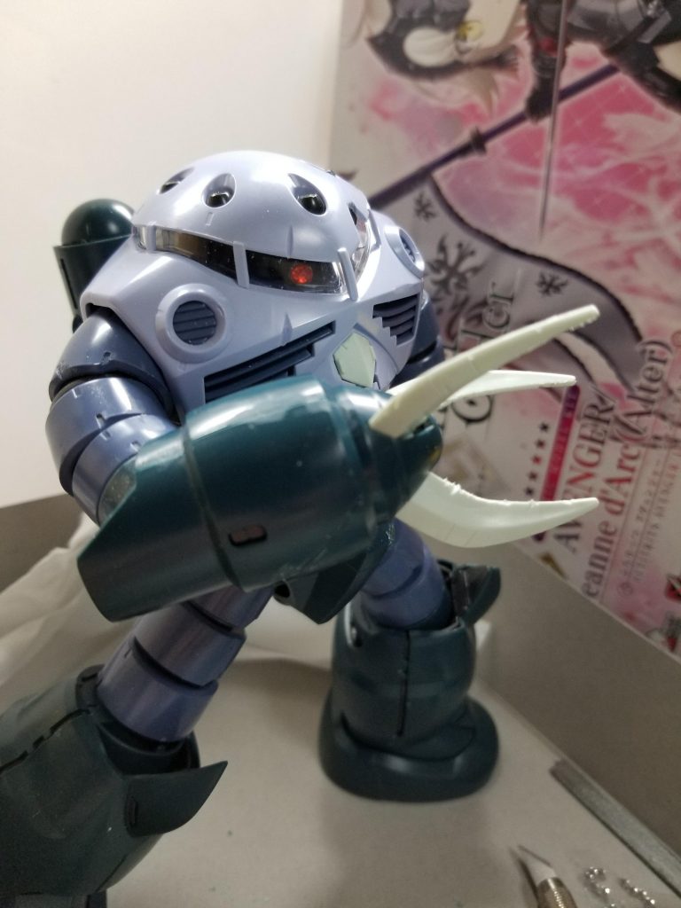 ヤスリやニッパーで抉ること10分…