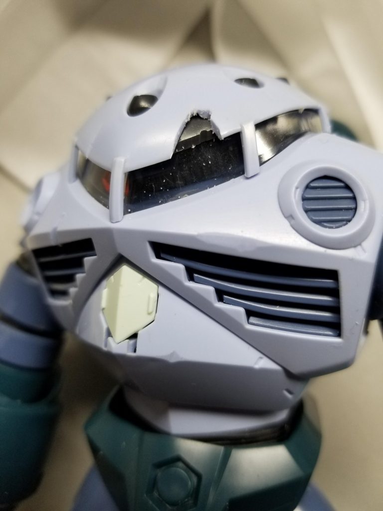 MGは外部装甲以外に内部の作りもしっかりとしています。こうやってニッパーやヤスリで外部装甲だけ壊したら内部の装甲が見えるのもMGの良いとこです。