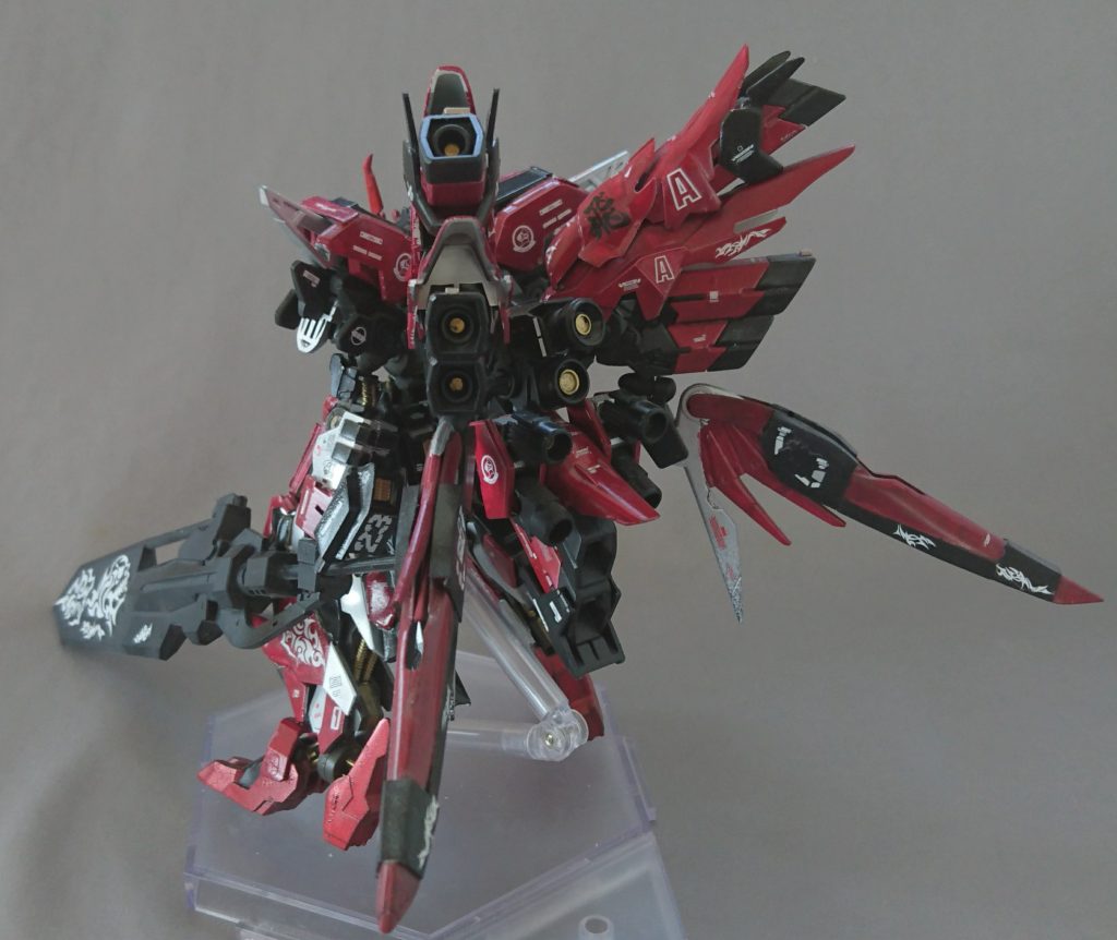 後ろ姿です!
機動力を高くするためブースターを多めに使っています。(シナンジュのブースターやリボーンズガンダムのバックパック等を使って12個のブースターがあります)