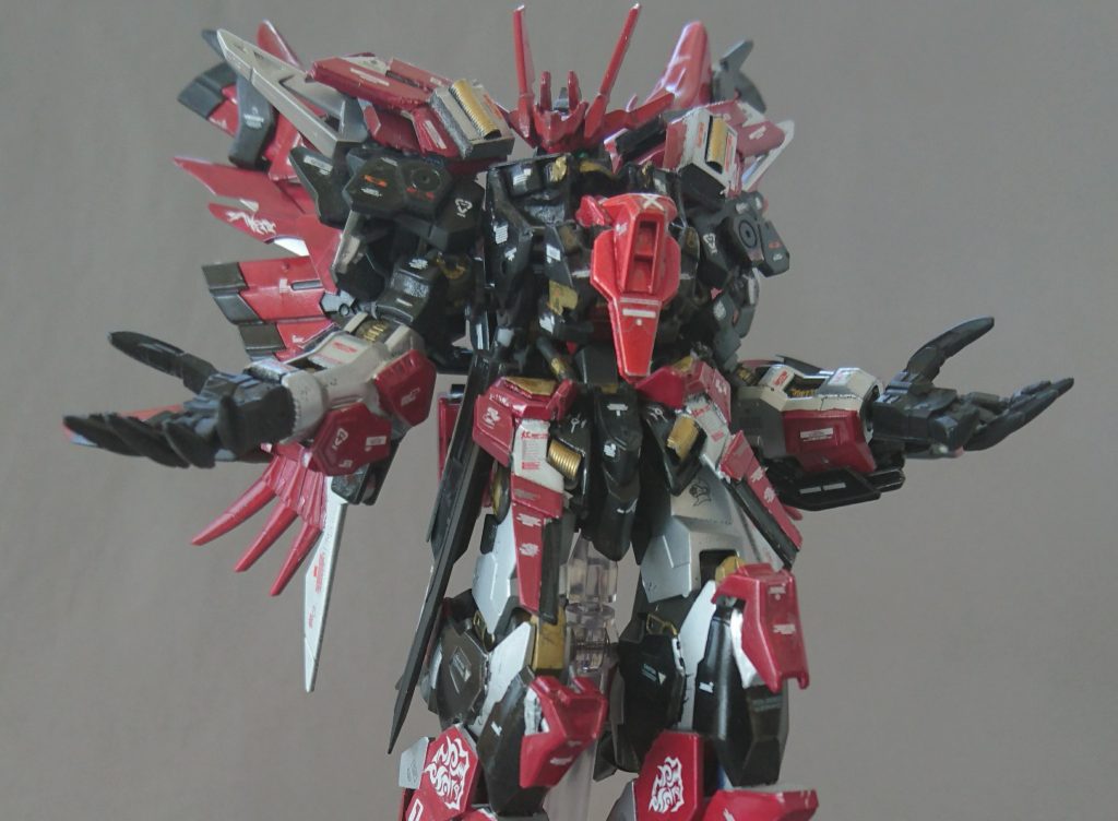 また、近接戦をメインにした戦いかたをする感じを出すために、手はバルバトスルプスレクスのものを細工して使っています
次は武器の紹介です!