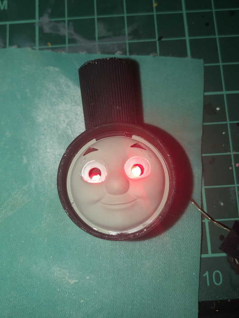 LEDモジュールで目を光らせました