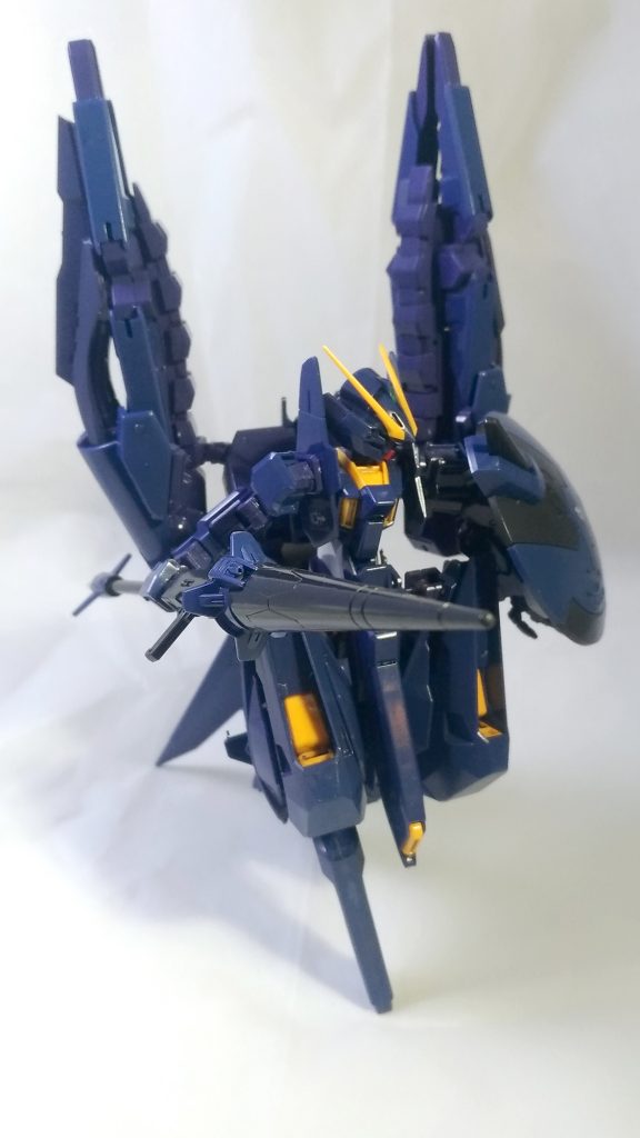 ヘイズルⅡ本体に関しては、パーティングラインを消すぐらいしかしてません。
成形色仕上げ、付属のシールを貼った後にツヤありでクリアを吹いております。
テッカテカ。