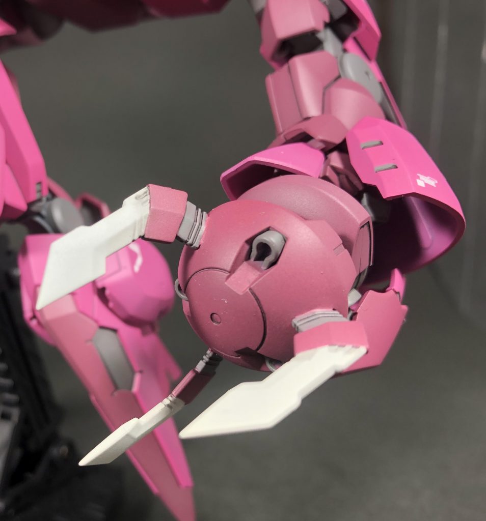 腕部のアップ。
美玲ちゃんと言えばやっぱり「爪」は外せませんね。本機体でほぼ唯一の武装です。