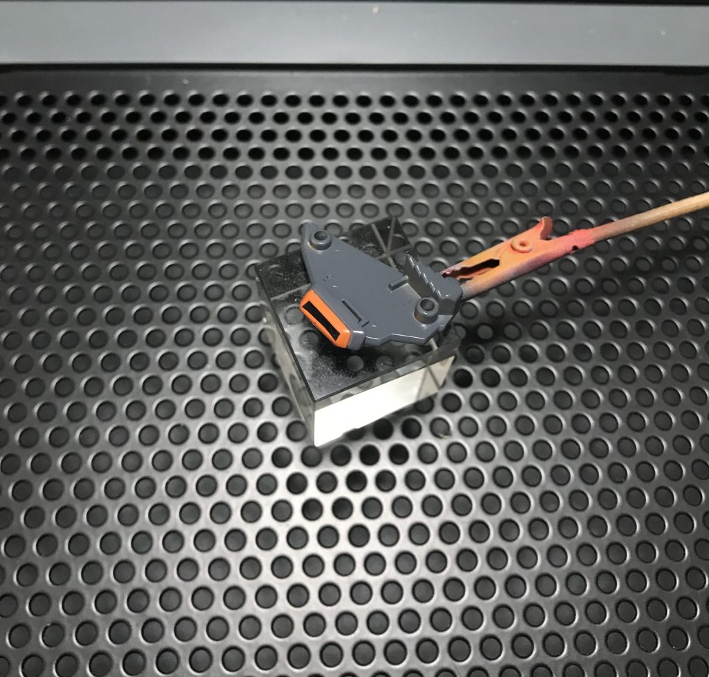 マスキングでの塗り分けです。インテークの黒はカットした黒のマスキングテープを使用。