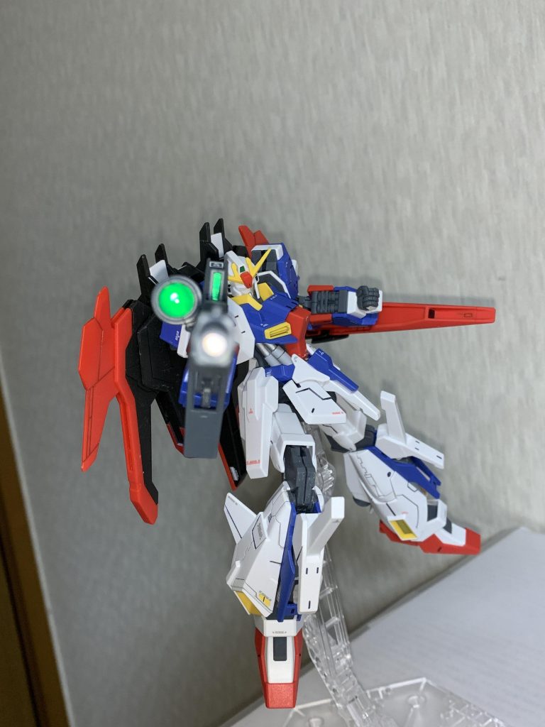 ビームライフルは丸レンズのセンサーに、付属シールを貼りその上からHアイズを削ってサイズ調整したものを埋め込みました。下に貼ったホイルシールのおかげでしっかり光を拾って反射さてくれます。