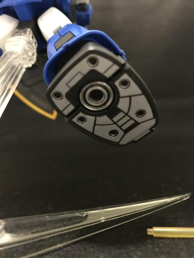 足裏の塗り分け。グレーの箇所は実はサフでエナメルの黒とラッカーのシルバーで塗り分けています。