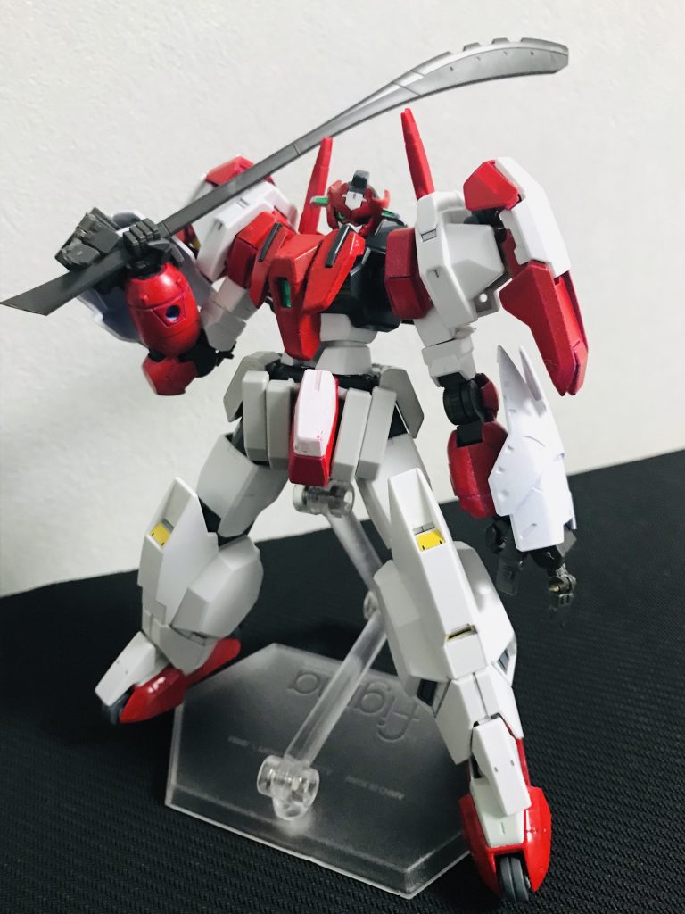 『フリック・ナイフFW(フォワード)』
パワー寄りのカスタマイズをされたマックナイフ。
最早マックナイフ要素は顔だけである(結局顔だけになるのはいつもの事)
近接主体で射撃武器こそ少ないが、見た目以上に素早い動きで敵を翻弄し、距離を詰めて自慢のパワーを活かすファイトスタイル。
武装は
強化カーボンスティック
ビームサーベル
サブナックル
爪先ニードル
GNマイクロミサイル
パック型センサー爆弾