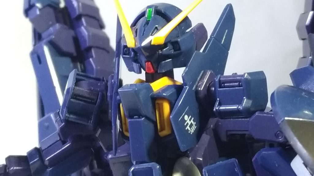 バストアップ。目には例によってホイルシール貼ってますけど、あんまり見えてないですね。