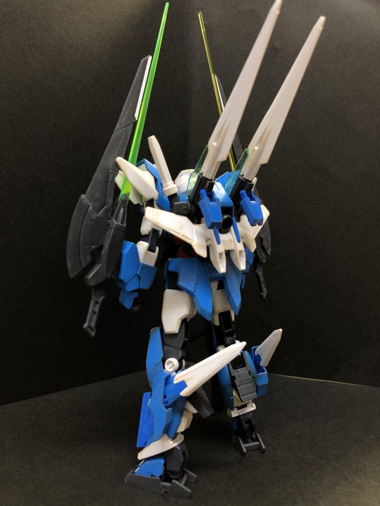 リアビューです
ふくらはぎ外側についているブースターはダブルオーダイバーエースのものです
そこへスーパーGNソードの先端部分に切れ込みみ入れたものを噛ませています