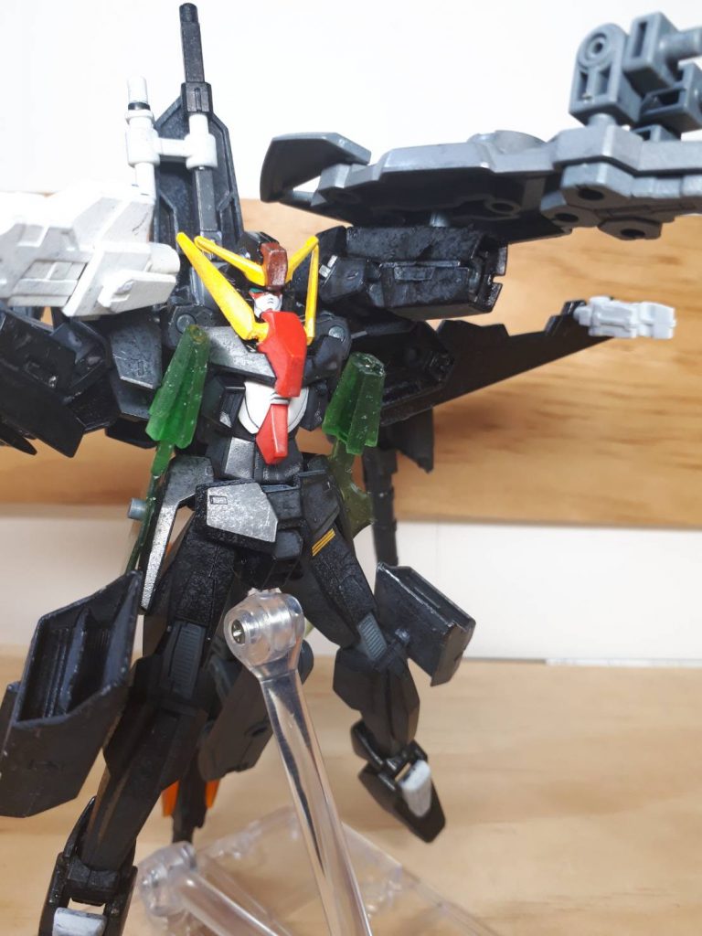 *5. 兵装解説3(内装)・特殊機能・推進方式
 5-1 内蔵武器*
  *(1) GNキャノン*
   セラフィムガンダムのものと同等。
 * (2) 特殊機能*
      ・GNフィールド
        シールドのGNフィールド発生器を用いる。防御力の底上げに大きく貢献
      ・トランザム
        疑似GNドライヴのため扱いには注意が必要。
      ・トライアルシステム
      ・GN疑似ステルスフィールド
        粒子を一気にばら撒いてステルスフィールドっぽくするもの。
  *(3) 推進方式*
      ・疑似GNドライヴ
     コスト的な設定を考えて疑似。
      ・脚部外付け式大型ブースター
      ・複合推進機関(翼グレーのパーツ)
        GN粒子の反重力特性を活かしホバーのようになったり、穴がスラスター 
        になっ たりする。
      ・各部アポジモーター