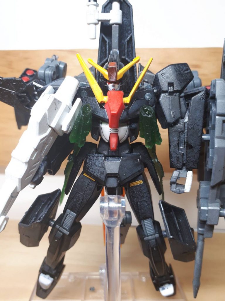 *2. セルべロスからの改修点
 2-1 兵装の追加*
  新たに5つ4種類の兵装が追加された。内訳は担いでいるロングライフル・ミステルタイン、腕に着けているシールド・スヴァイル、腰部に二本装備しているルーラレア改三式とっバックパックに増設されたセンサー付きミドルレンジライフル。
*2-2 サブアームの追加*
  変形時のスラスターとして使っていたものをサブアームとしても使えるようにした。これにより、兵装の追加、同時展開できる武装が増加した。
*2-3 兵装の配置転換*
 腰部にあった大型スラスターを脚部に移動させた。ルーラレアはバックパックに移動することで横幅を削減した。
*2-4 肩部をセラフィムガンダムのものに戻した*
 可動を考えてのことである。