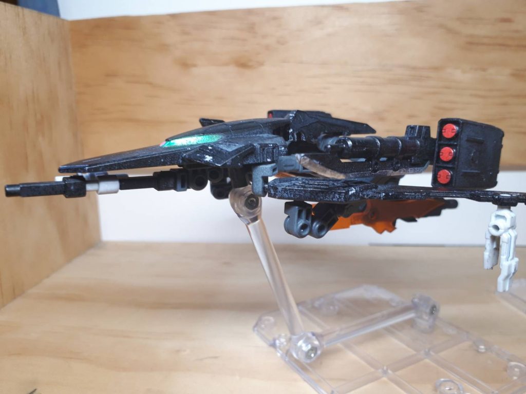 独立可動できるバックパック。(名前はまだない。募集中)
セルべロスと同様に空中、地上、水中全ての地形に対応できる。画像は空中使用。