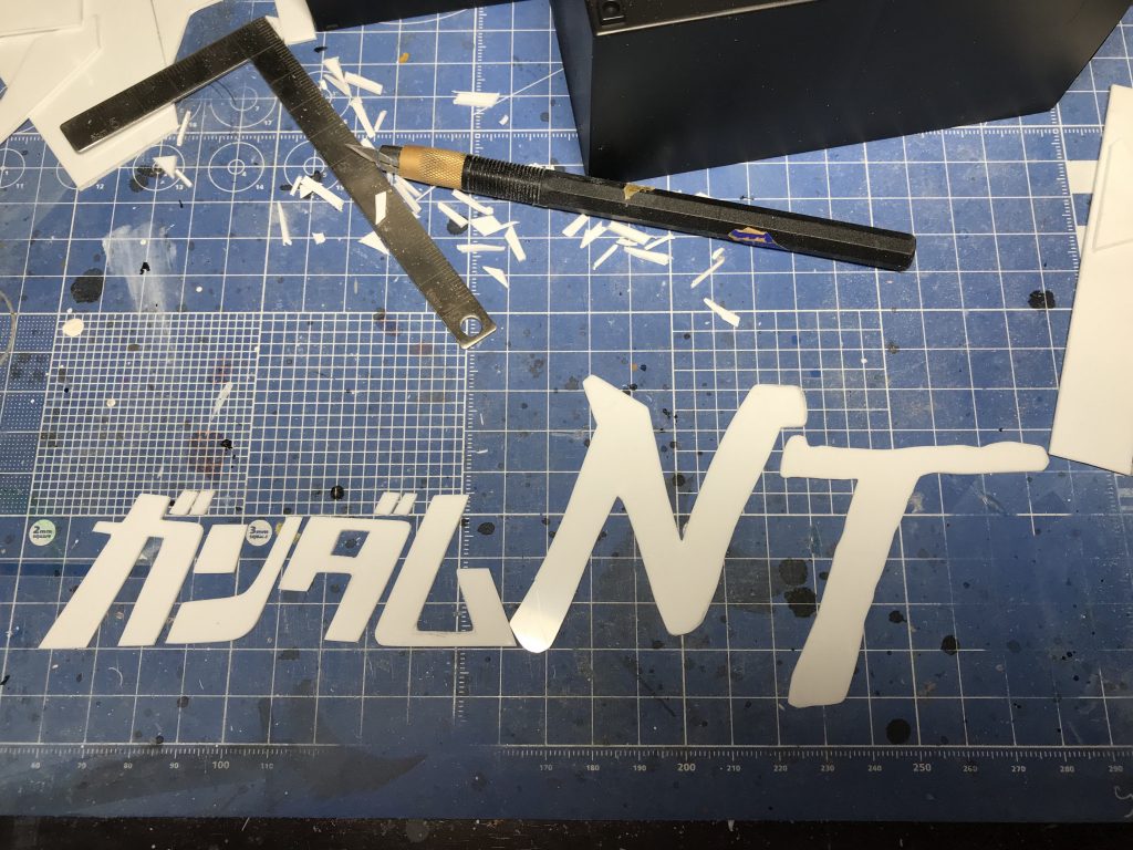 ナラティブ のロゴをプラ板で制作。