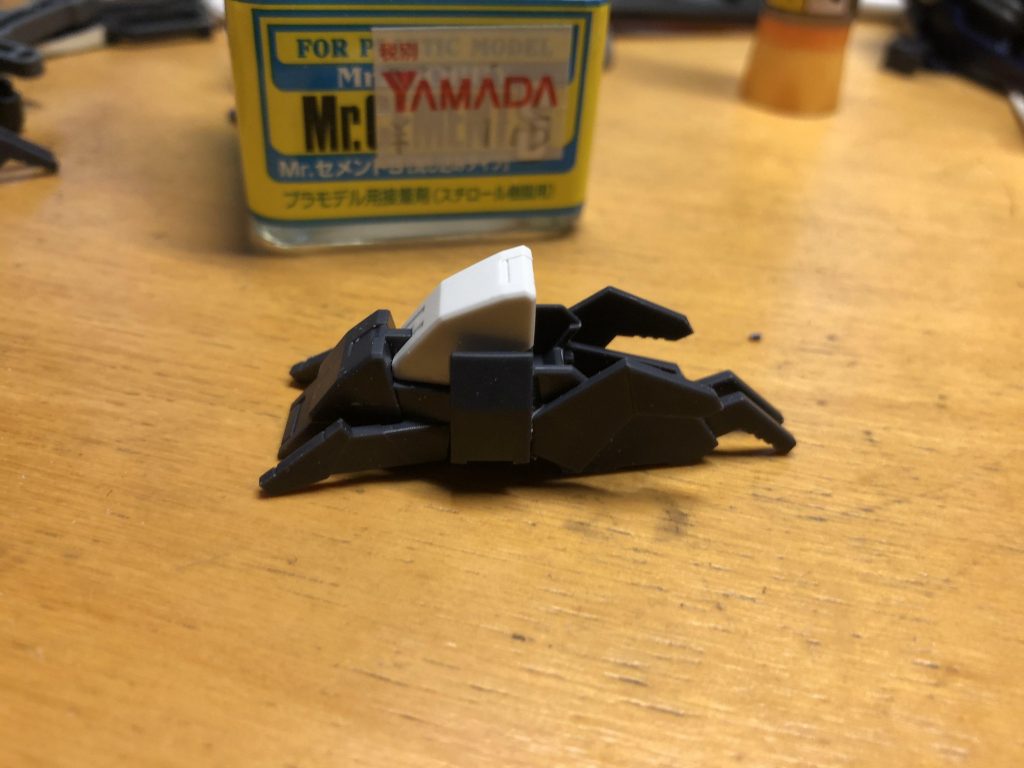 足はジュピターヴとマーズフォーのものをミキシングしています
大きい故に重量のある機体なので接地面積を広げられたのは大きいです
拙い作品ですが最後まで見ていただきありがとうございます
「作れるモノより創りたいもの」をモットーにガンプラ製作をしていくので、今後ともよろしくお願い致します