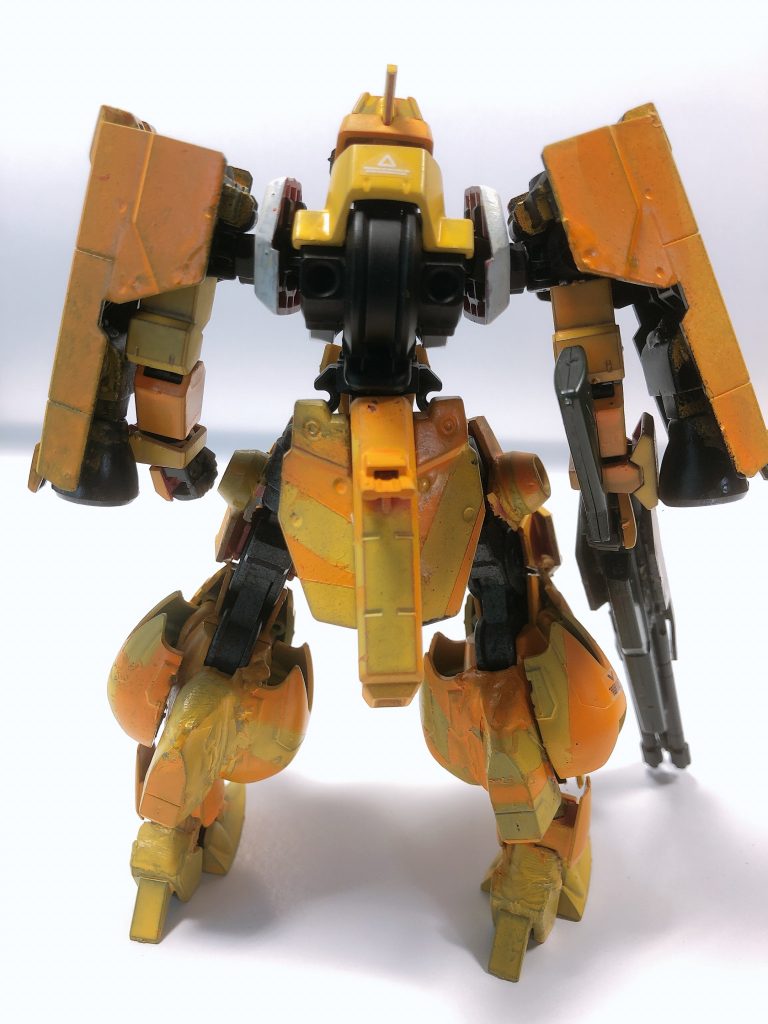 マグディレール海賊たちが鹵獲したグレイズをモニカの専用機として独自に改修した機体通常のグレイズと比べると脚部を中心的に重装甲に改修されており反動の大きい武装や足場が不安定な場所でも苦戦せずに戦えるようになっている。そしてグレイズフレームというのもあり比較的に扱いやすい。 ちなみにこの塗装はモニカ自身が考案したもので奇抜なカラーリングに驚きを隠せず批判するものが多いが、一部からは気に入られている