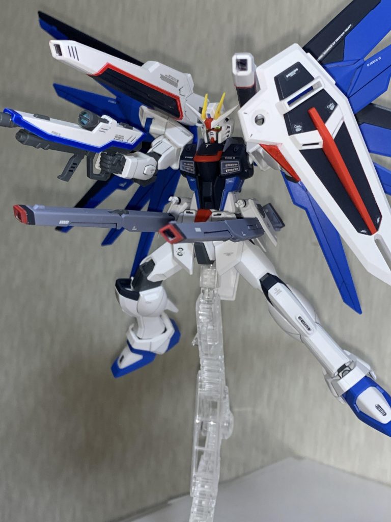 フリーダムの代名詞とも言えるフルバースト
シールドを手で保持するようにしたのは、フルバースト時のポージングを考慮してのような気もしてくるほどです。