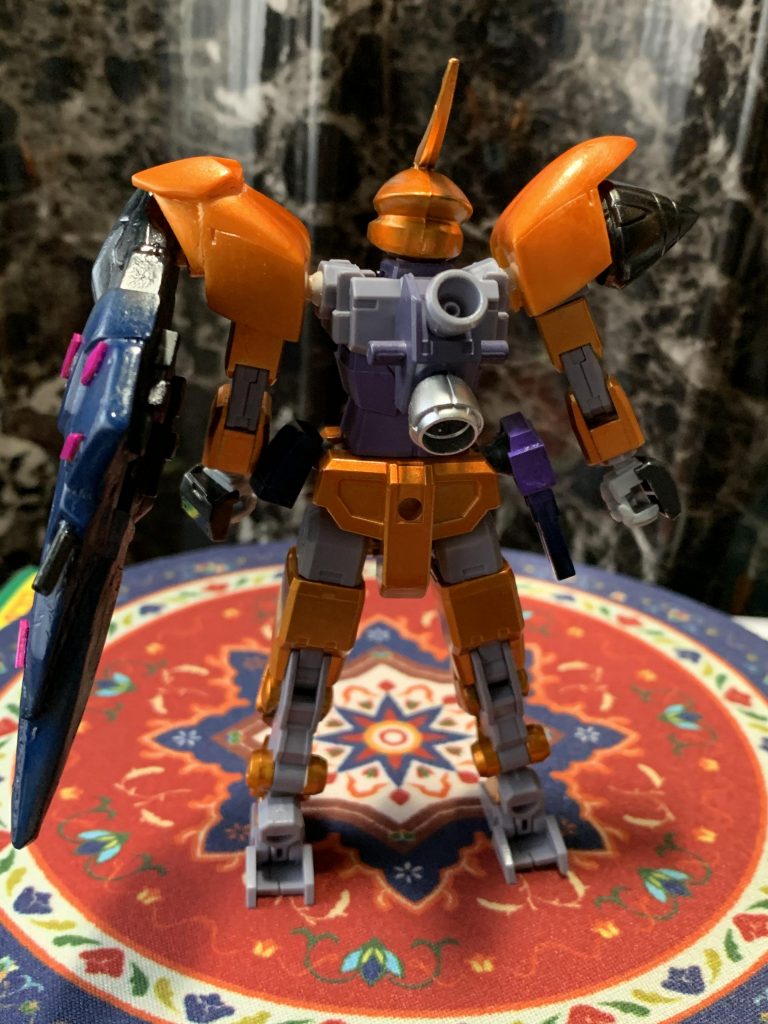 バッグショット。
ブースターを一つ追加して機動力向上が
図られている。
最初のプランでは、リグ・シャッコーのランドセルを組み込む予定だったが…工作が上手くいかなかったので、断念。
可動域の邪魔になって組み込みづらかったと言い訳を…。