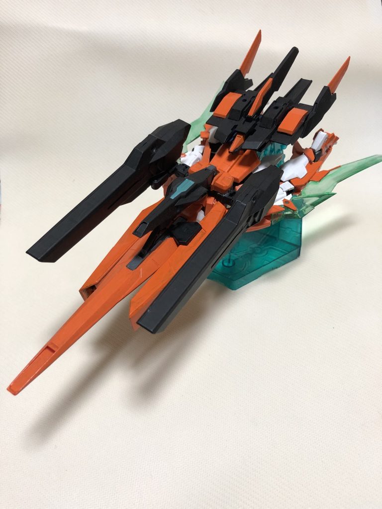 変形。
手足にGN粒子をイメージしたクリアパーツの羽を付けます。