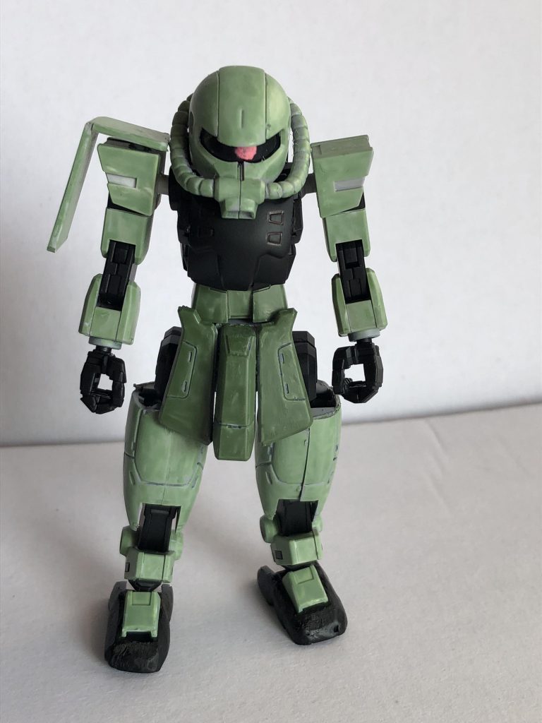 頭・胸・フロントアーマー・太ももをザクの物をつけています。足首をパテで盛ってシールドはプラ板です。