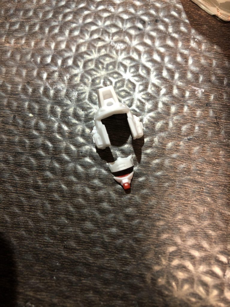 1ミリ厚のノコできるとそのまま1ミリ詰めたことになるので、そのまま接着できて楽です。