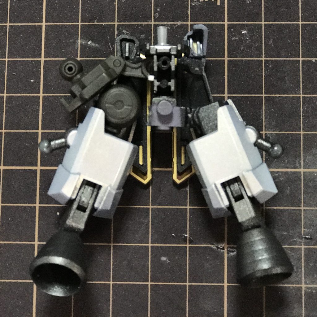 股関節はこんな感じ。
左半分が改修後、右はまだ以前のままです。
変形の都合で外側からの接続という、かなり特殊な機構に。使っているのは1/100バルバトスの肩関節。