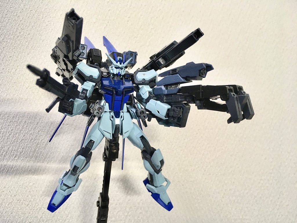 〔フルバースト〕  
サイドアーマーを前方へ向けて懸架している状態でもショートビームライフルは発射可能。
本来は掌底部のコネクタに接続しエネルギーを供給して使用するのだが、事前にエネルギーチャージしておけばコネクタを介さなくても数発だけは発射出来る。
マルチロックオンシステム非搭載ではあるが、パイロットの技量次第では手数の多さを上手く活かした攻撃を行える。
しかし実は暇なキラ・ヤマトがこっそりOSを弄っており、簡易的ながら擬似マルチロックオンができるようにしていたりする。