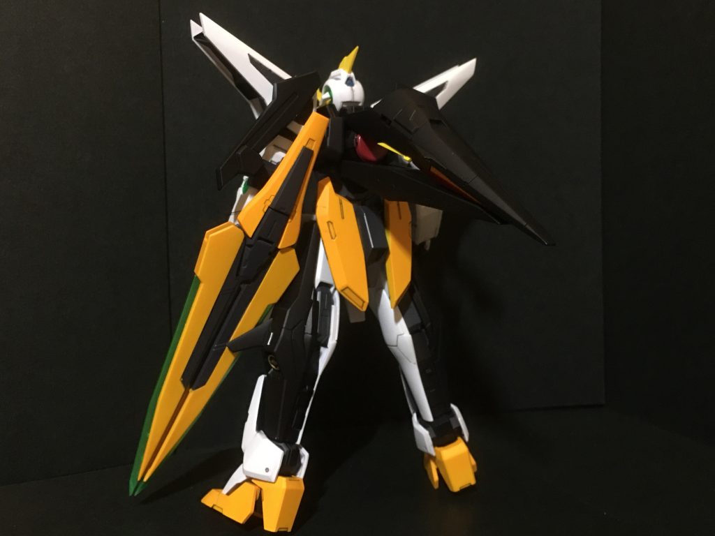 機体背面の黒はハレルヤの存在を示唆しているとか。