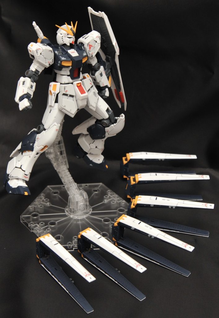 フィンファンネル展開。スタンドがないので地べたに置いてます。
【以下制作工程…というか只のキットレビューw】