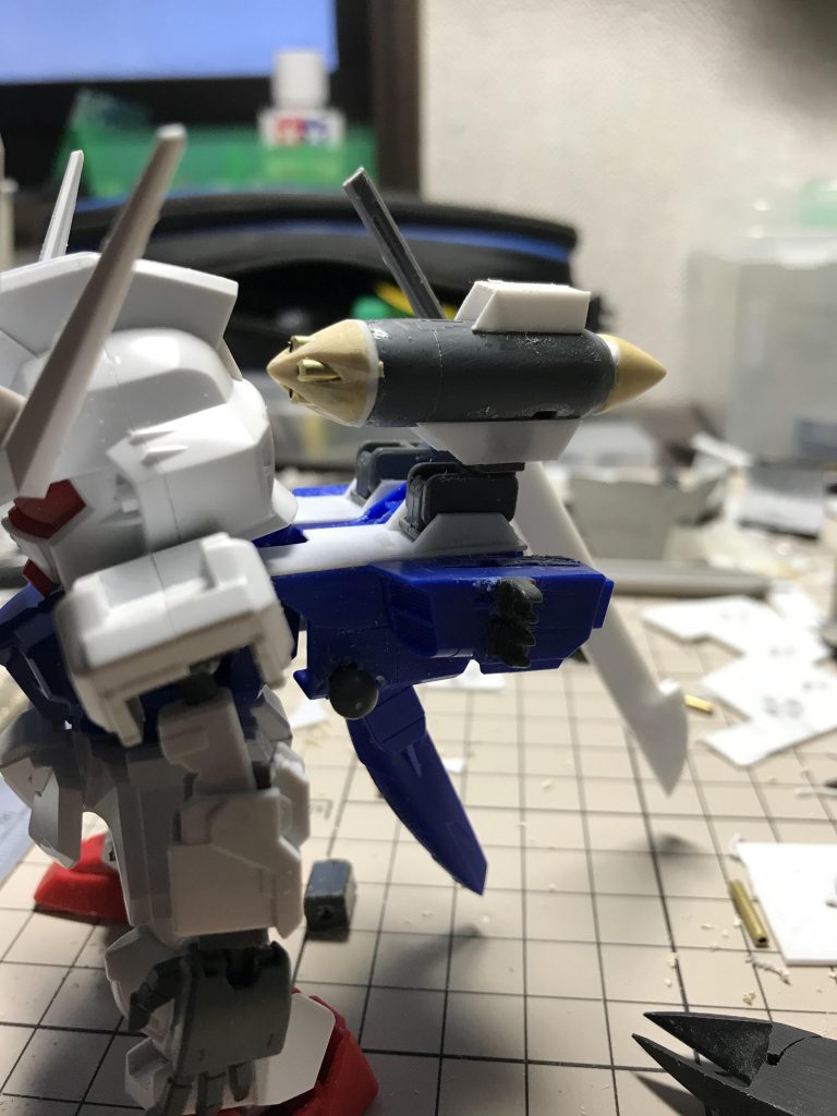 ガンランチャーは何かのバズーカの筒をベースに先端をエポパテで形を作り裏から穴を開けて真鍮管を通して銃口に見立てました。