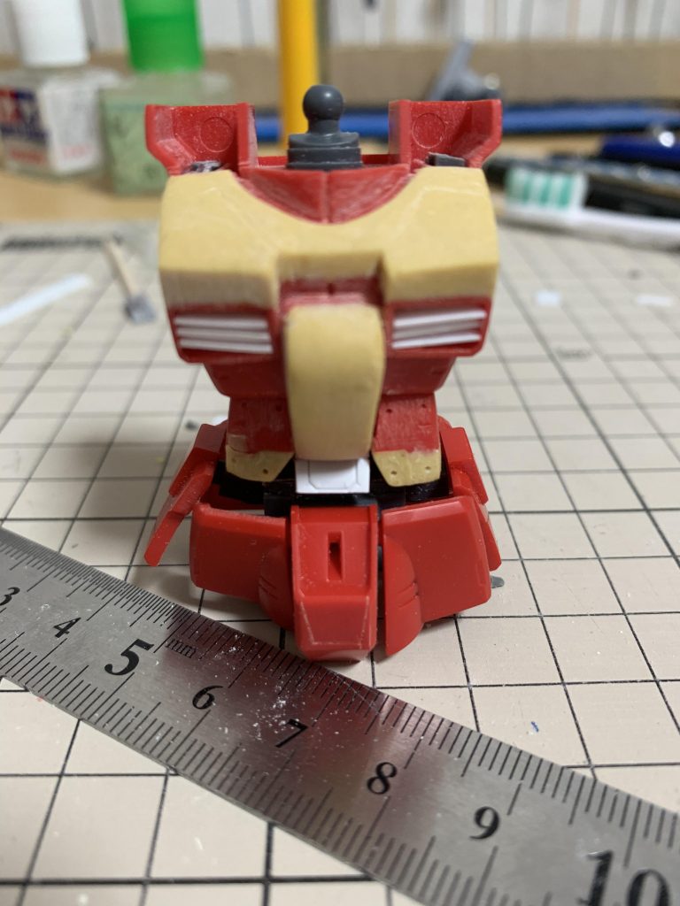 ダクト部分をプラ板て作り直してます。胴体のずんぐり感を無くすのに延長して、関節パーツが見えないようにパーツ追加してます。