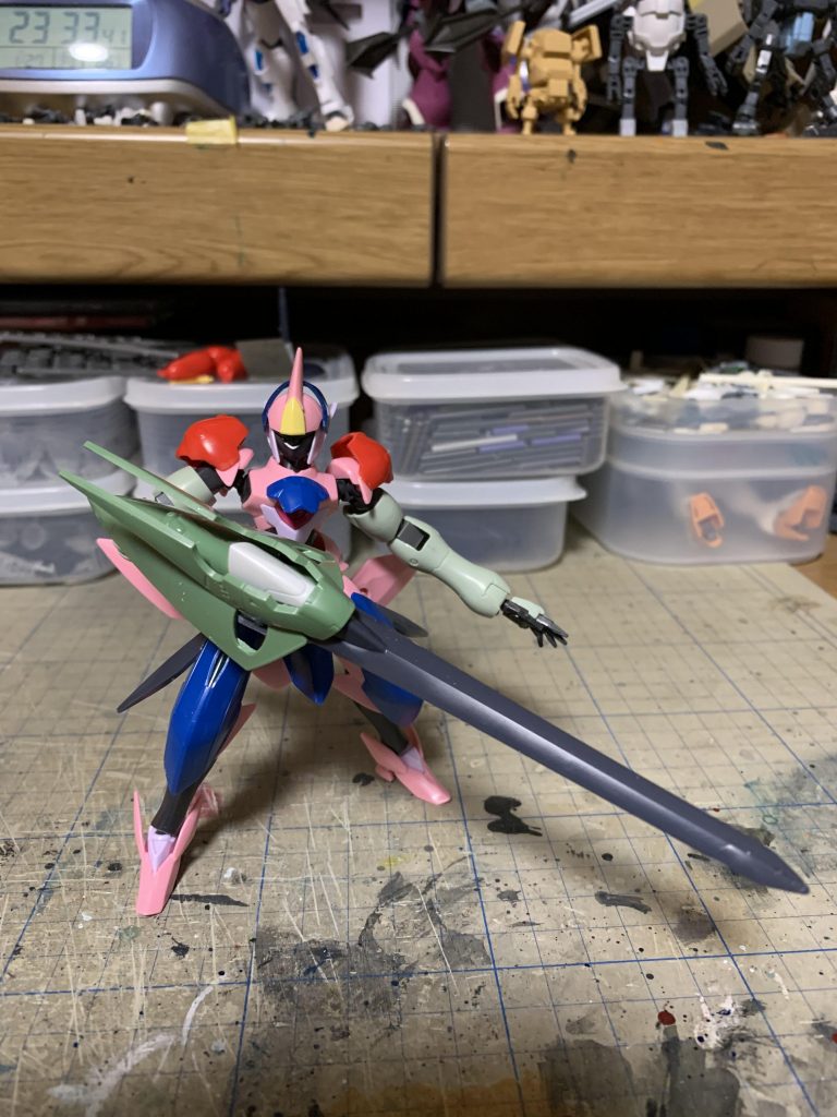 武器はゼダスソードとノイエジールのジャンクパーツをより合わせて作りました。なんとなくコンポジットシールドブースター風です。