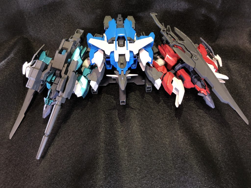 サポートメカたちです。
それぞれ「アースワンアーマー」（写真中央）「マーズツーアーマー」（写真右）「ビーナススリーアーマー」（写真左）です。名称の数字が原作と違うのは、この3機とコアガンダムで1機のモビルスーツになるため通し番号としているためです。
（ゲッターロボ的な発想です）

続いて合体です。
少し寸劇にお付き合いください。