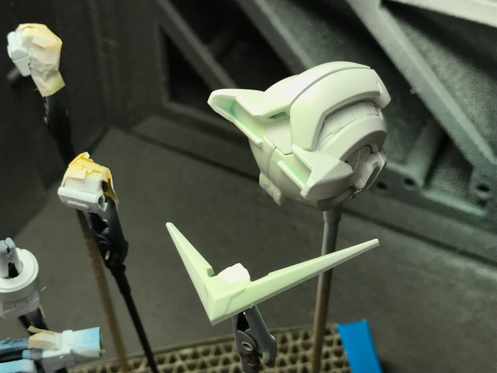 当初は、ガンダムマーカーエアブラシシステムで塗装→マスキング→ラッカー塗装とやろうとしたんですが、ダメでした。
（画面は緑マーカーの上にラッカー白）
アルコール系のマーカーがラッカーの上に浮いてきて、いくら塗り重ねてもマーカー色が消えません。結局ドボンでやり直しに。

ガンダムマーカーエアブラシは、通常塗装後にやるべきですね…

というわけで、
最後まで見ていただき、ありがとうございました！