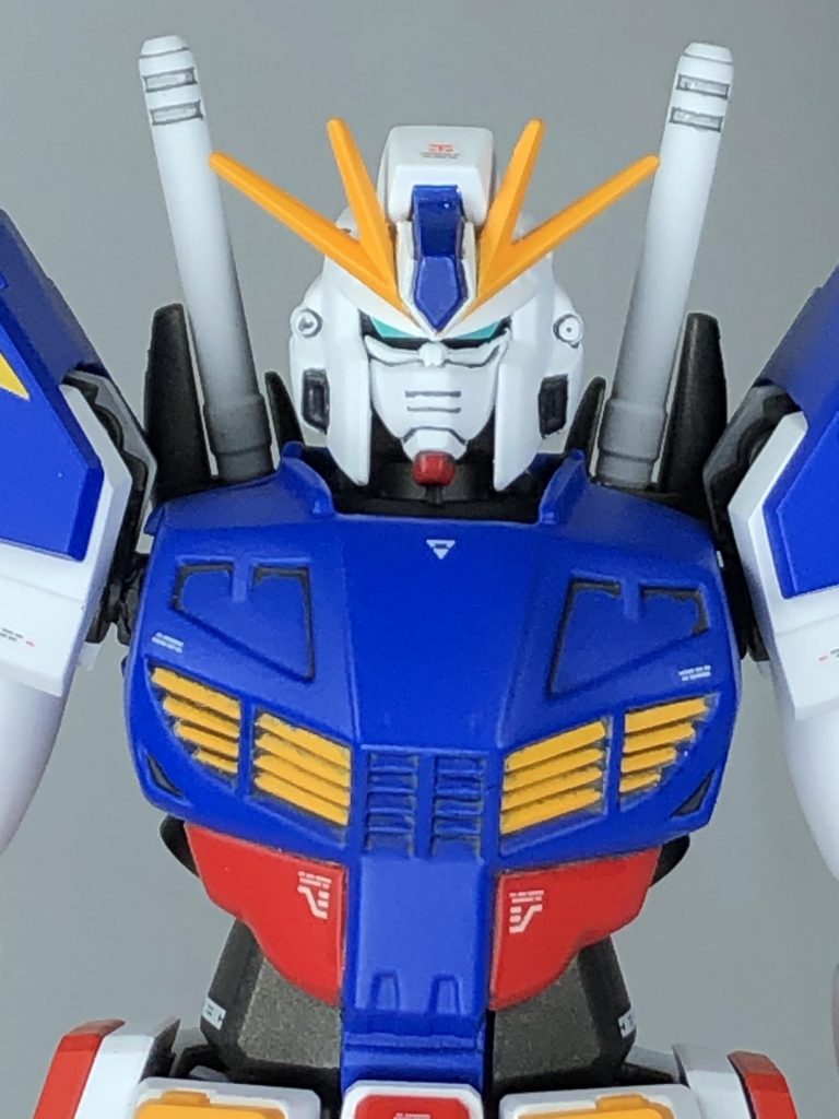 フェイスを1ミリ詰めただけでだいぶ印象変わったんじゃないかと思います。目はモールドが雑なので削り落とし、MGダブルオーのグリーンのシールを貼っています。