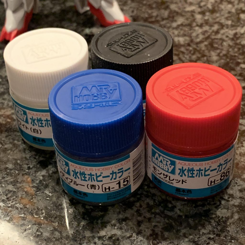 本体の未彩色部分をクレオスのアクリルカラーで塗装。なかなか乾かないので閉口しました。