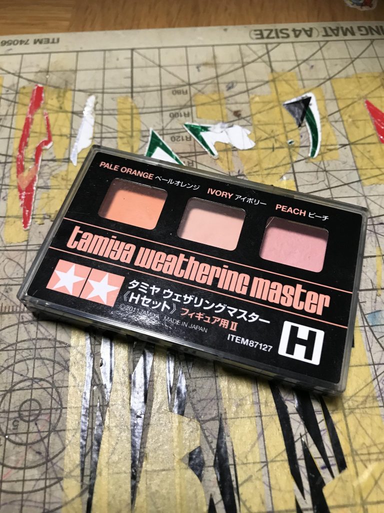 後はタミヤウェザリングマスターで頬をピンク、耳のシワ、指の間、お尻をペールオレンジでぼかしてツヤ消しスプレーを吹いただけ。