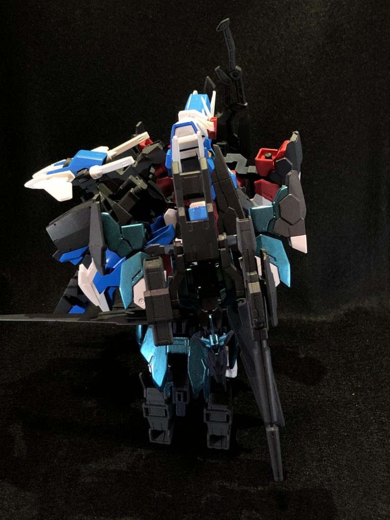 側面です。
腰の後ろにアースアーマーが装着されていることが見えると思います。

背中についていたバックパックはアースアーマーにつけています。
分かりにくいですがビームバズーカにつけていたブースターはバックパックの下につけています。

FTS形態では膝についていたブレードは腰に移動しています。