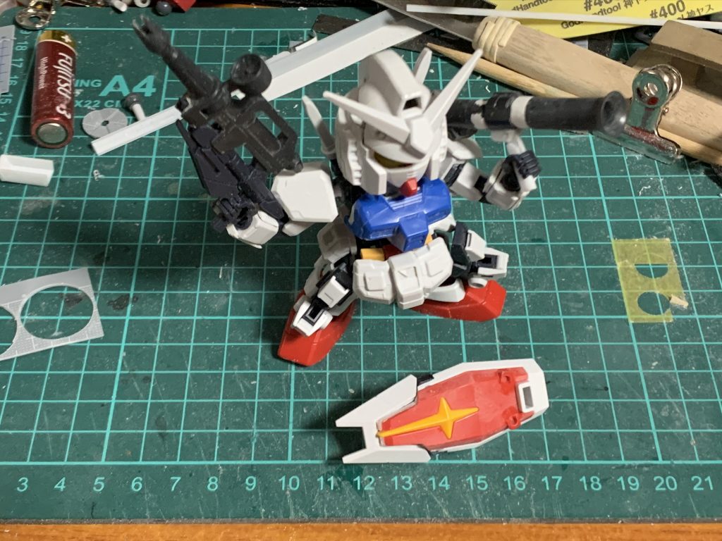 SDEXのRX78ガンダムをベースにしています。シールドとバズーカはBB戦士#200のガンダム。ビームライフルはSDCSのガンダムのものを使用しています。バズーカは延長とグリップの作成をしています。また、コアガンダムの腹部の上半分と下半分の接続をボールデンアームズのボールジョイントに変更し、SD化したときに下半分を外せる様にしています。
