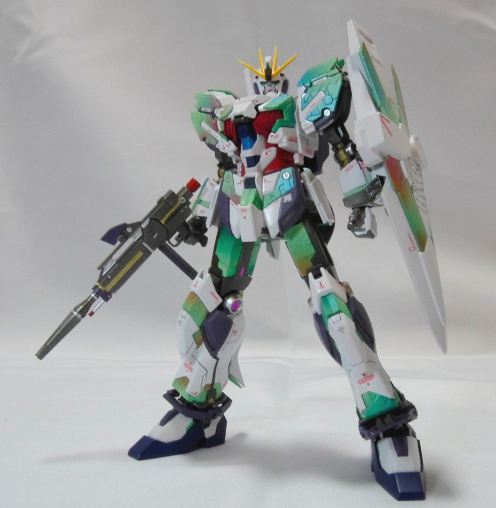 [サイコフレームの共振]
①下地にアイグリーンで全体塗装し、蛍光グリーンでグラデーションをつける。
②メタレッド、メタブルー、メタグリーン、メタリックオレンジを所々に散りばめる。
③上からホワイトを被せ色味を落ち着かせる。