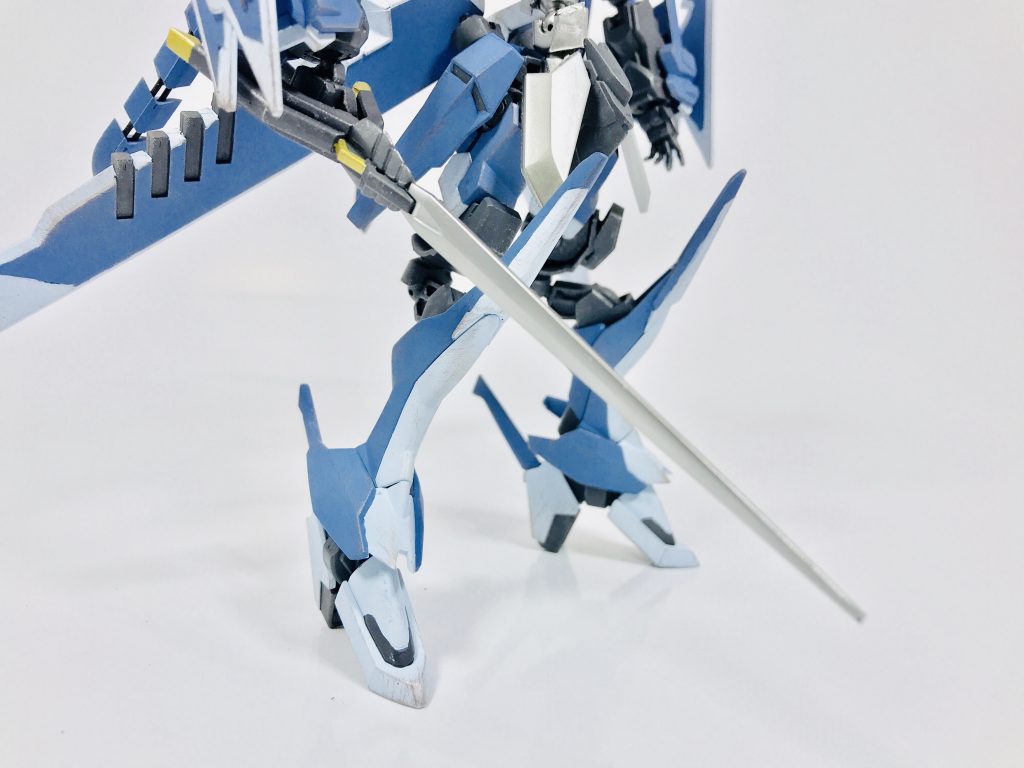 ## [ディストーション・ブレード・ブロウ]
MH版、破烈の人形 ザ・バングのエネルギーブレードの設定を引き継いでいると思われるけれど、現状では詳細不明の武装。

今回は発振状態と非発振状態をイメージしてメタリックシルバーとメタリックレッドの2振り制作しています。

以下アクションシーンイメージです。