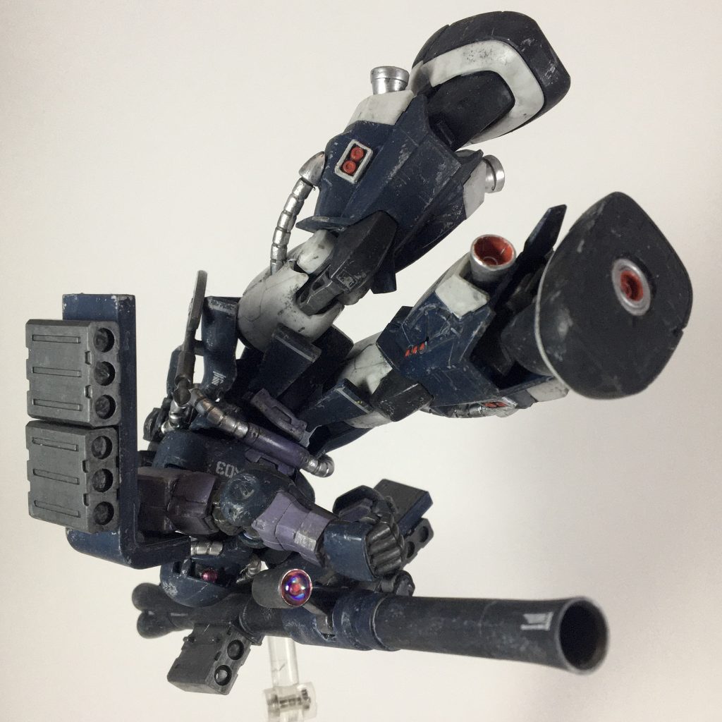 ガイア機。
バズーカとマガジンは全て合わせ目を消しています。マガジンやスコープはガンメタル、バズは本体塗った後に余った紺色と黒で塗り分けました。
スコープにはVCDOME2を使用。